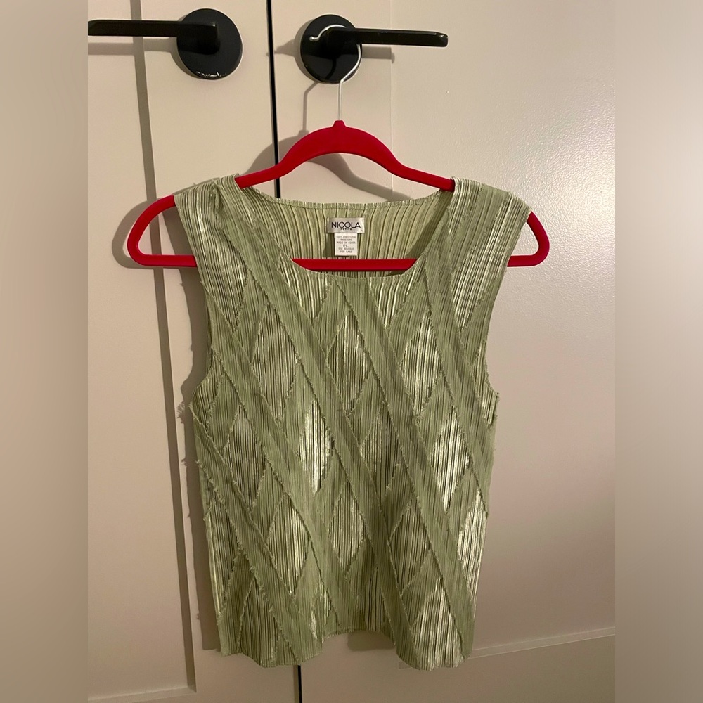 Beautiful and unique vintage top mint green